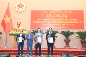 Phó Bí thư Thường trực Thành ủy Hà Nội Nguyễn Văn Phong trao quyết định điều động cán bộ. 