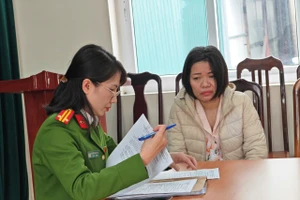 Công an làm việc với Trương Thị Bắc. Ảnh: CA.