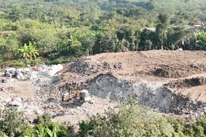 Khu đất nông nghiệp bị lấp trái phép chất thải rắn thông thường. Ảnh: CA.