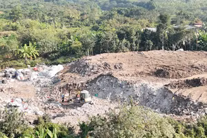 Khu đất nông nghiệp bị lấp trái phép chất thải rắn thông thường. Ảnh: CA.