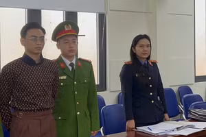 Nguyễn Văn Thiên (ngoài cùng bên trái) lúc bị bắt. Ảnh: CACC