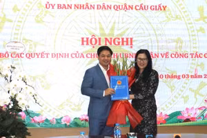 Lãnh đạo quận Cầu Giấy trao quyết định điều động, bổ nhiệm ông Lưu Văn Thông.