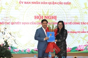 Lãnh đạo quận Cầu Giấy trao quyết định điều động, bổ nhiệm ông Lưu Văn Thông.