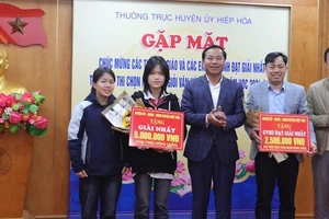 Lãnh đạo huyện Hiệp Hòa trao khen thưởng cho học sinh.