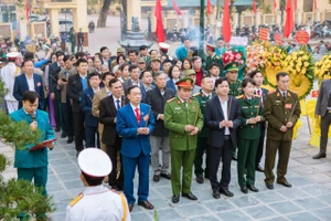 Các đại biểu thành kính dâng hương tưởng niệm và tri ân các Anh hùng liệt sỹ đã anh dũng hy sinh vì tổ quốc trước khi nghi lễ cắt băng khánh thành đài tưởng niệm mới.