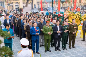 Các đại biểu thành kính dâng hương tưởng niệm và tri ân các Anh hùng liệt sỹ đã anh dũng hy sinh vì tổ quốc trước khi nghi lễ cắt băng khánh thành đài tưởng niệm mới.