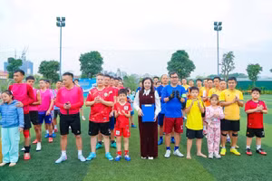 Các đội chuẩn bị bước vào trận giao lưu bóng đá với khí thế vui tươi.