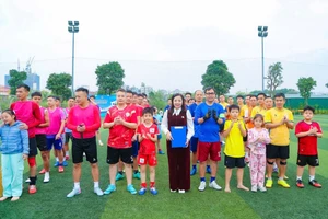 Các đội chuẩn bị bước vào trận giao lưu bóng đá với khí thế vui tươi.