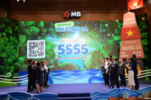 Các đại biểu phát động chương trình “HiGreen Trường Sa”.