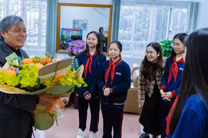 PGS.TS.NGƯT Đặng Quốc Thống vui với học trò.