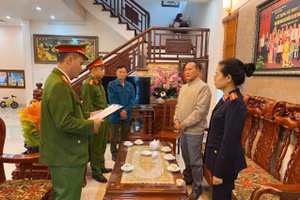 Cơ quan điều tra đọc lệnh bắt bị can để tạm giam (Ảnh CABN).