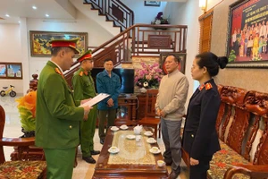 Cơ quan điều tra đọc lệnh bắt bị can để tạm giam (Ảnh CABN).