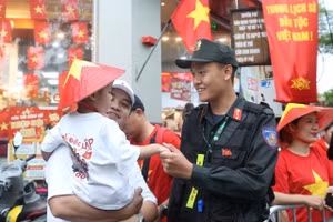 Lực lượng Cảnh sát đang làm nhiệm vụ thân thiện với em nhỏ, người dân. 