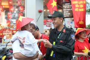 Lực lượng Cảnh sát đang làm nhiệm vụ thân thiện với em nhỏ, người dân. 