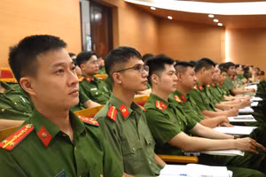 Đoàn viên, thanh niên Công an TP Hà Nội theo dõi các chuyên đề tại chương trình. 