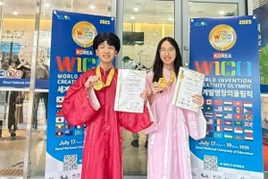 Nguyễn Trọng Gia Huy (bên trái) và bạn Nguyễn Thảo Linh chia sẻ về giải thưởng.