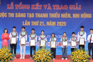 Ban tổ chức trao giải Nhất cho các tác giả, nhóm tác giả cuộc thi.