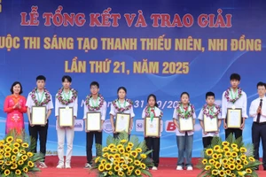 Ban tổ chức trao giải Nhất cho các tác giả, nhóm tác giả cuộc thi.