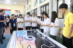 Học sinh hào hứng tham gia trải nghiệm vận hành robot (ảnh minh họa).