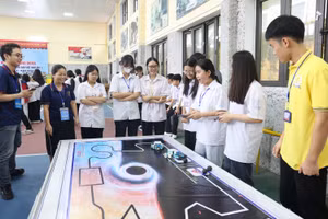 Học sinh hào hứng tham gia trải nghiệm vận hành robot (ảnh minh họa).