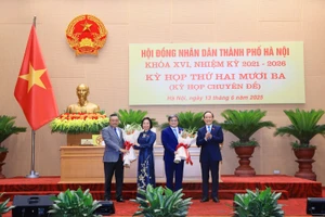 Chủ tịch UBND TP Hà Nội Trần Sỹ Thanh và Chủ tịch HĐND TP Nguyễn Ngọc Tuấn trao quyết định cho bà Phạm Thị Thanh Mai và ông Trương Việt Dũng.