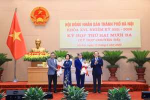 Chủ tịch UBND TP Hà Nội Trần Sỹ Thanh và Chủ tịch HĐND TP Nguyễn Ngọc Tuấn trao quyết định cho bà Phạm Thị Thanh Mai và ông Trương Việt Dũng.