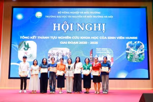PGS.TS Lê Thị Trinh - Phó Hiệu Trưởng Trường Đại học TN&MT Hà Nội trao giấy khen cho giảng viên và sinh viên có thành tích xuất sắc trong nghiên cứu khoa học.