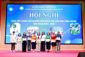 PGS.TS Lê Thị Trinh - Phó Hiệu Trưởng Trường Đại học TN&MT Hà Nội trao giấy khen cho giảng viên và sinh viên có thành tích xuất sắc trong nghiên cứu khoa học.
