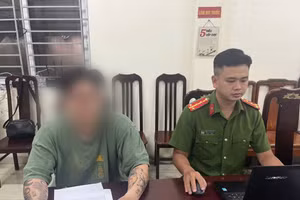 Đ.C.T (bên trái) khai báo tại cơ quan công an.