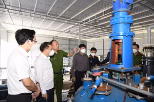 Lực lượng chức năng kiểm tra nơi sản xuất trái phép ma túy của ông trùm người Đài Loan (Trung Quốc).