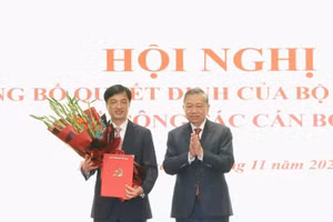 Tổng Bí thư Tô Lâm trao Quyết định của Bộ Chính trị điều động, phân công ông Nguyễn Duy Ngọc giữ chức Bí thư Thành ủy Hà Nội.