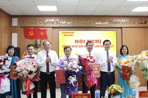 Phó Chủ tịch UBND tỉnh Bắc Ninh Lê Xuân Lợi (thứ 3 từ phải qua) và Giám đốc Sở GD&ĐT Tạ Việt Hùng trao Quyết định và tặng hoa chúc mừng các Phó Giám đốc Sở.