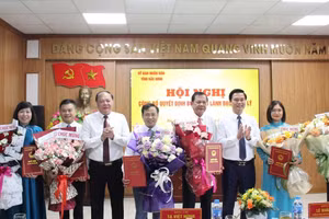 Phó Chủ tịch UBND tỉnh Bắc Ninh Lê Xuân Lợi (thứ 3 từ phải qua) và Giám đốc Sở GD&ĐT Tạ Việt Hùng trao Quyết định và tặng hoa chúc mừng các Phó Giám đốc Sở.