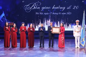 Bà Võ Thị Ánh Xuân, Phó Chủ tịch nước trao Huân chương Lao động hạng Nhì cho nhà trường.