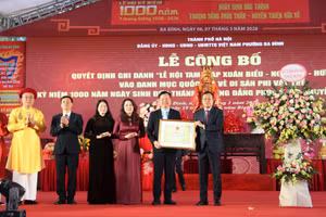 Đại diện Bộ Văn hóa, Thể thao và Du lịch trao Bằng chứng nhận ghi danh Lễ hội Tam giáp Xuân Biểu - Ngọc Hà - Hữu Tiệp là di sản văn hóa phi vật thể quốc gia. 