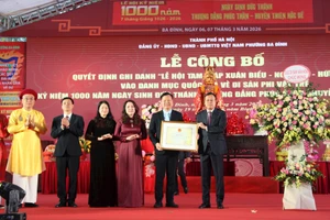 Đại diện Bộ Văn hóa, Thể thao và Du lịch trao Bằng chứng nhận ghi danh Lễ hội Tam giáp Xuân Biểu - Ngọc Hà - Hữu Tiệp là di sản văn hóa phi vật thể quốc gia. 