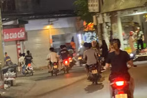 Hình ảnh nhóm thanh thiếu niên gây rối trật tự công cộng trên đường Thôn Nhuế, xã Thiên Lộc.