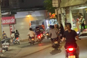 Hình ảnh nhóm thanh thiếu niên gây rối trật tự công cộng trên đường Thôn Nhuế, xã Thiên Lộc.