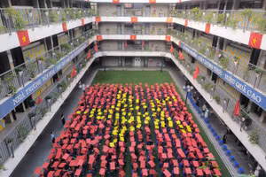 Học sinh khối 6 của trường THCS Cầu Giấy xếp hình lá cờ đỏ sao vàng.