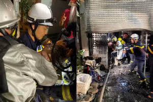 Cảnh sát PCCC cứu hộ người dân ra khỏi đám cháy. 