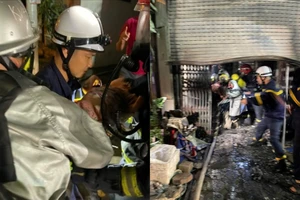 Cảnh sát PCCC cứu hộ người dân ra khỏi đám cháy. 