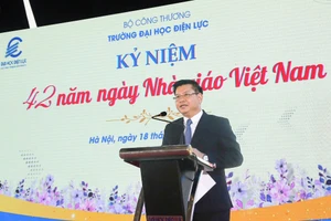 PGS.TS Đinh Văn Châu - Hiệu trưởng Trường Đại học Điện lực gửi lời chúc mừng đến thầy cô giáo, viên chức, người lao động nhân dịp kỷ niệm 42 năm Ngày Nhà giáo Việt Nam.