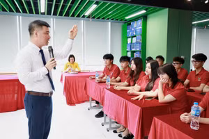 Giảng viên chia sẻ với các tân sinh về định hướng nghề nghiệp.