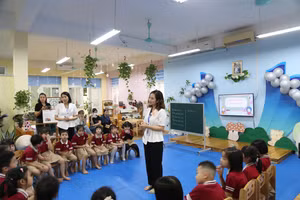 Trẻ mầm non sôi nổi phát biểu, chia sẻ trong giờ học.