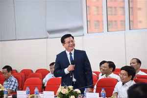 PGS.TS Đinh Văn Châu – Phó Bí thư Đảng ủy, Hiệu trưởng Nhà trường phát biểu tại buổi gặp mặt.