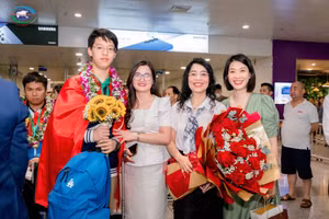 Thầy cô Trường Newton chào đón, chúc mừng Nguyễn Phúc Nguyên.