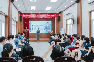 Toàn cảnh buổi tập huấn “Văn hóa công sở trong kỷ nguyên mới” tại Sở Dân tộc và Tôn giáo TP Hà Nội.