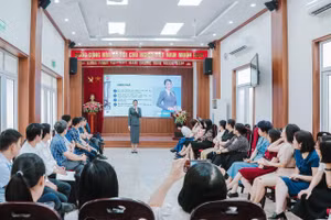 Toàn cảnh buổi tập huấn “Văn hóa công sở trong kỷ nguyên mới” tại Sở Dân tộc và Tôn giáo TP Hà Nội.