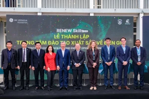 Các đại biểu thực hiện nghi lễ cắt băng khánh thành.