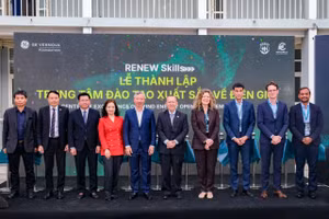 Các đại biểu thực hiện nghi lễ cắt băng khánh thành.